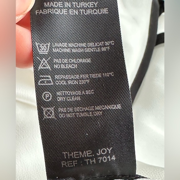 Lauren Vidal Satin White & Black Sleeveless Blouse.Ties In Front Elastic Bottom. - Picture 11 of 13